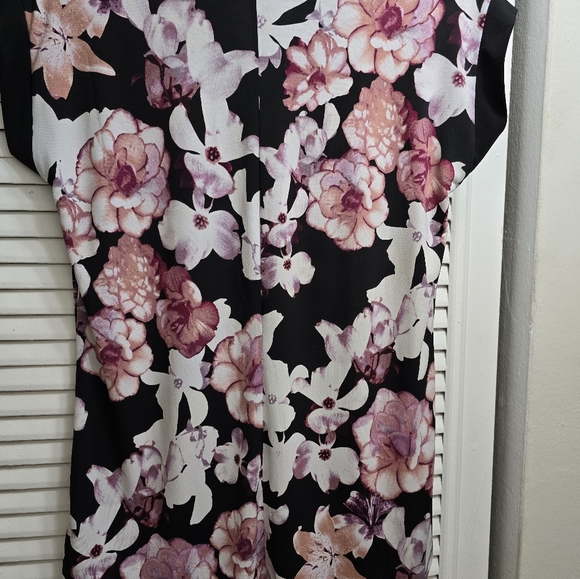 Five beautiful used blouses in size small,  and medium. Five blouses $7 - Picture 3 of 13